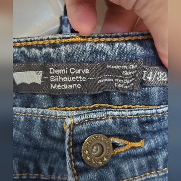 3/$30 Levis jeans - Picture 3 of 4